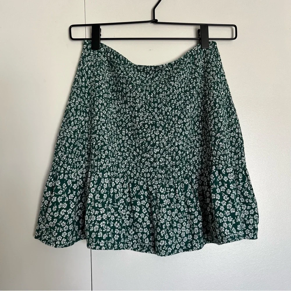 H&M Divided Green White Floral Smocked Mini Skirt size small
